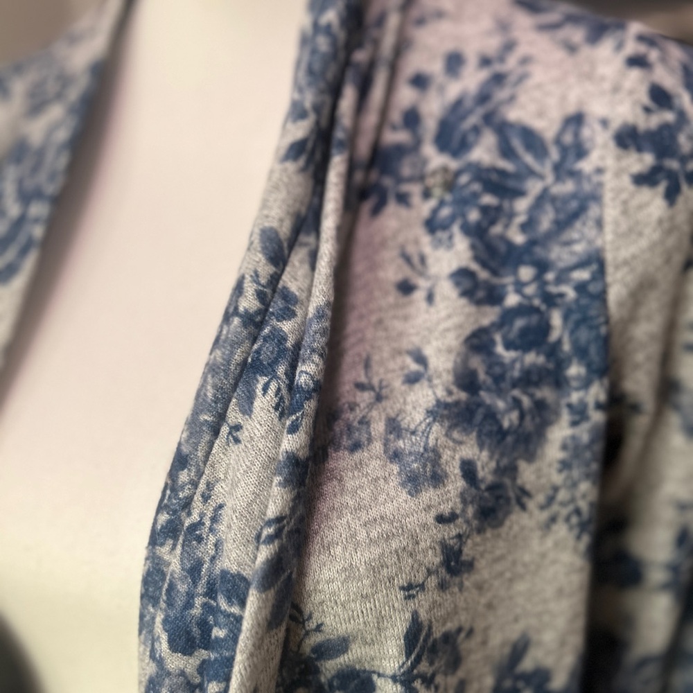 👩🏽‍🍼BEST NURSING SWEATER EVER. Size M Jessica Simpson. Multiple ways to wear. - Picture 15 of 15